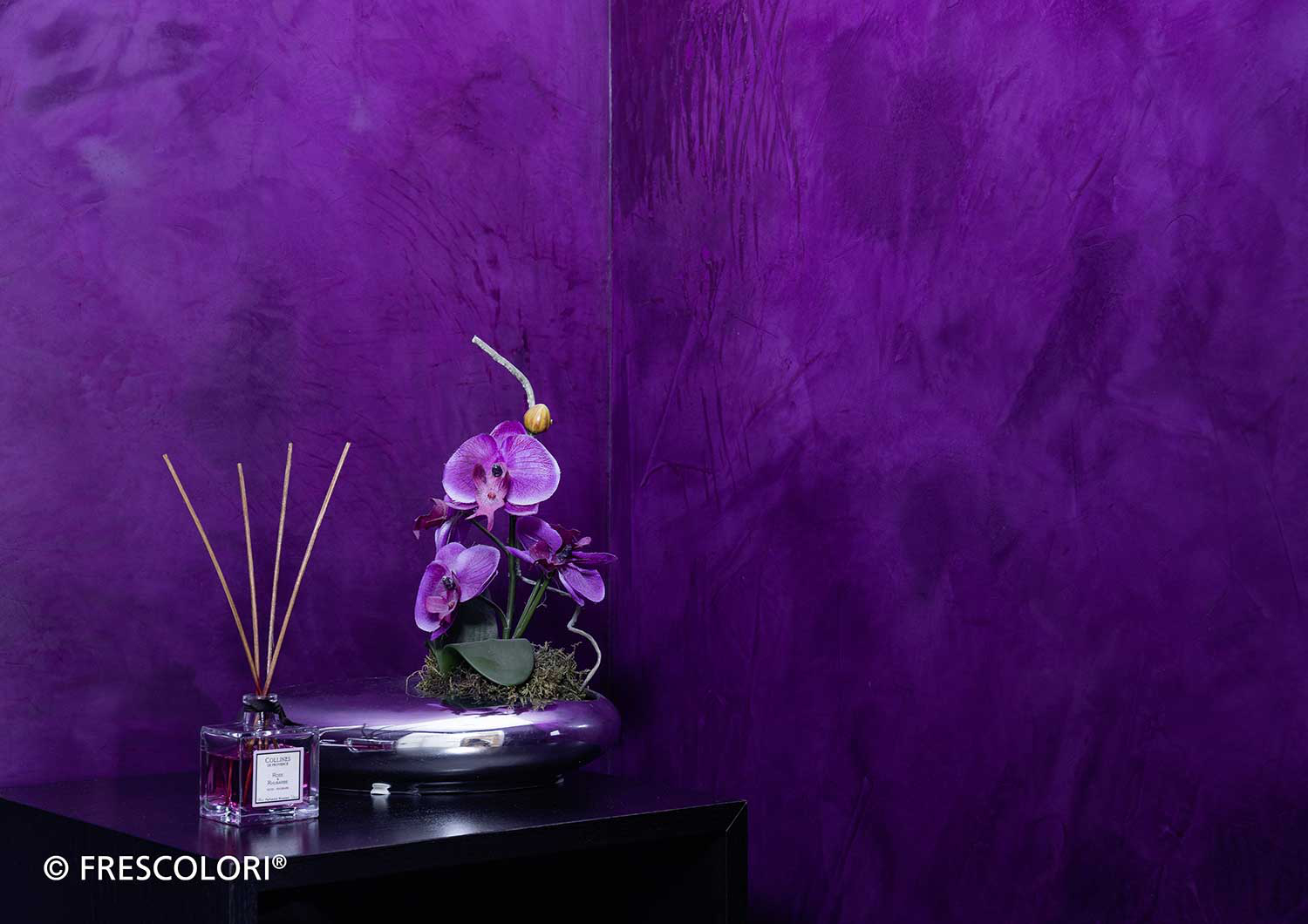 Farbige violette Wand Frescolori