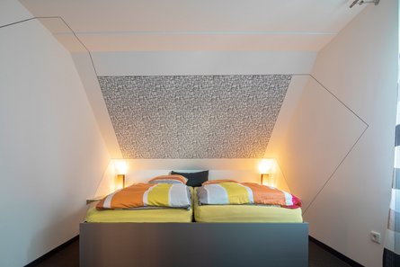 Helles Schlafzimmer mit grafischem Muster - Ihr Maler Hülsbusch aus Münster